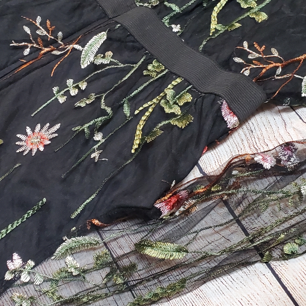 Embroidered dress size L - Picture 9 of 9